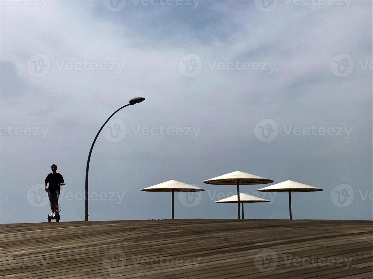 Elegante hamaca de arena amarilla para tomar el sol en la playa foto