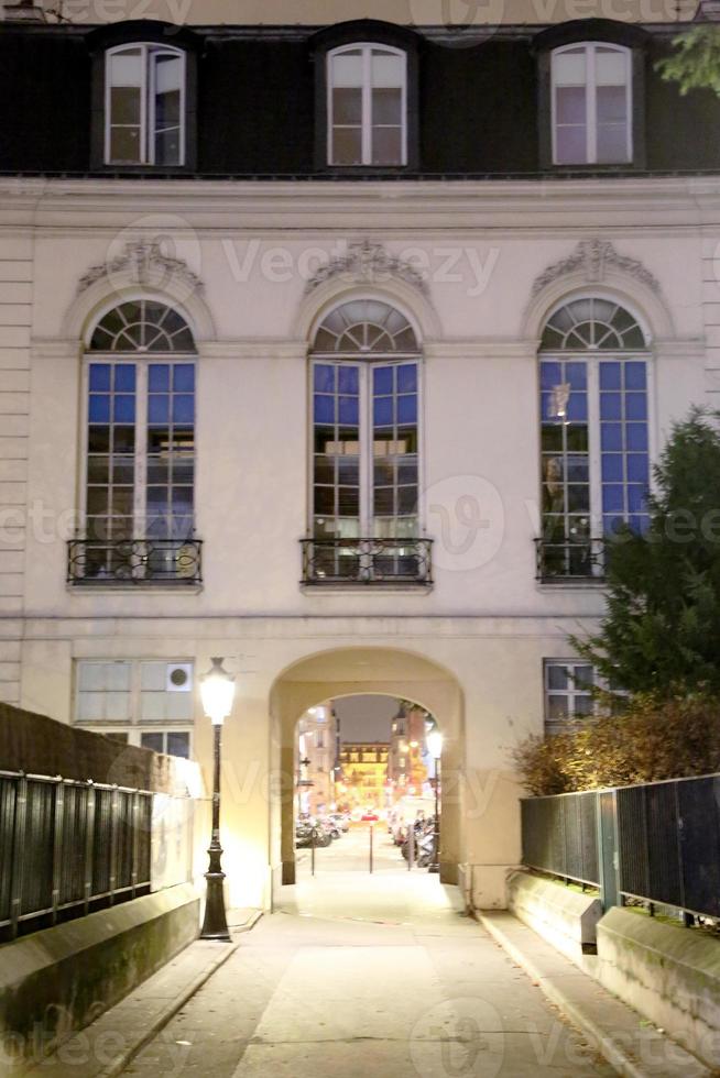 Arco de la casa en París en la naturaleza urbana abierta foto