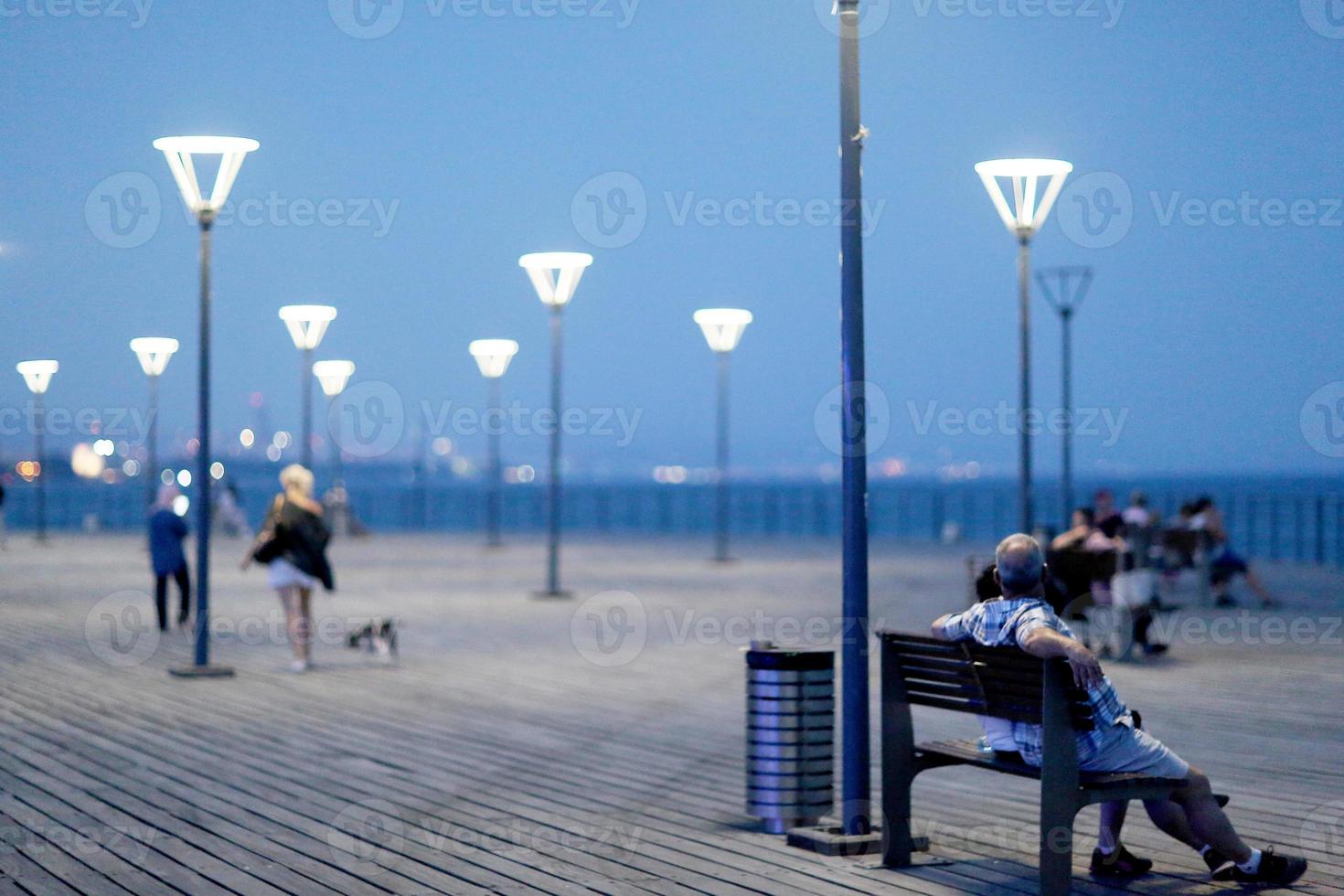 luces de calle led de noche con lámparas de bajo consumo para la belleza de la moda foto