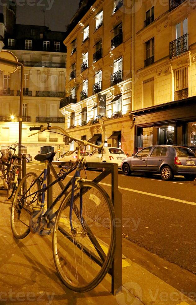 Casa en París en la naturaleza urbana abierta de la noche Francia foto