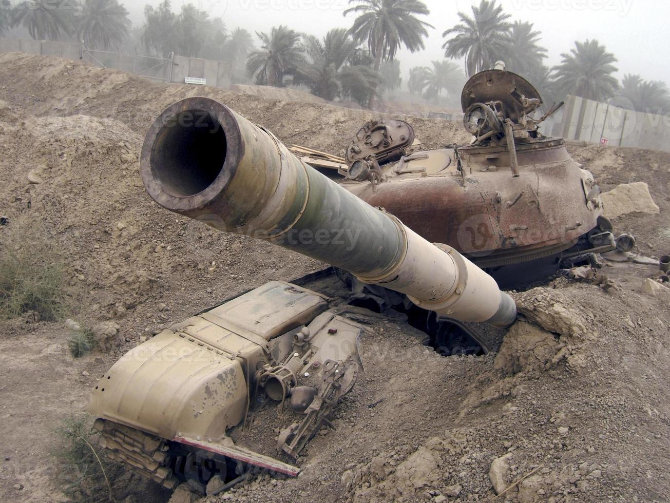 Tanque de vehículo del ejército militar en pistas con barril después de la guerra victoriosa foto