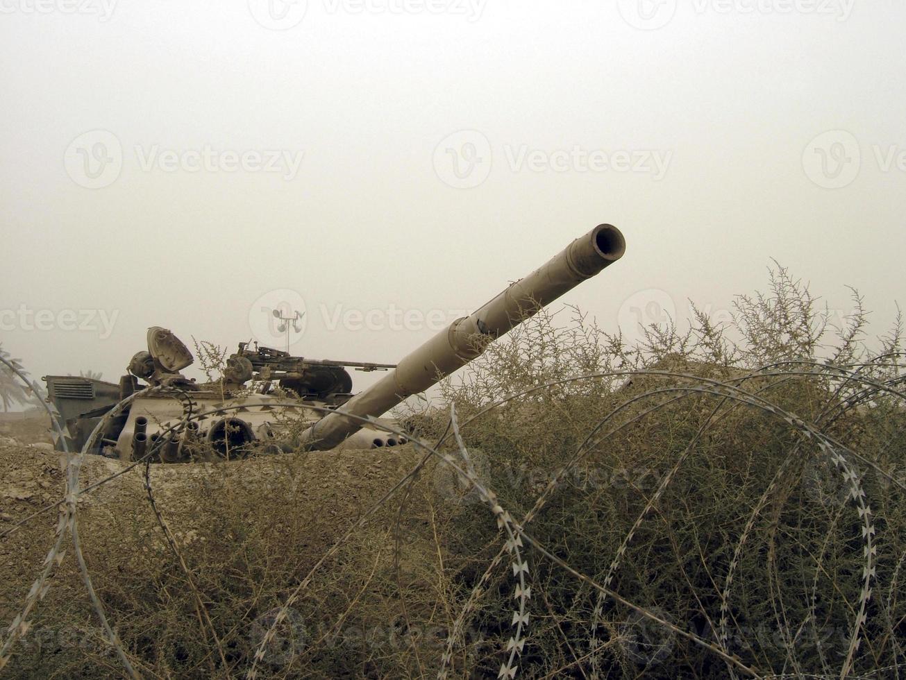 Tanque de vehículo del ejército militar en pistas con barril después de la guerra victoriosa foto