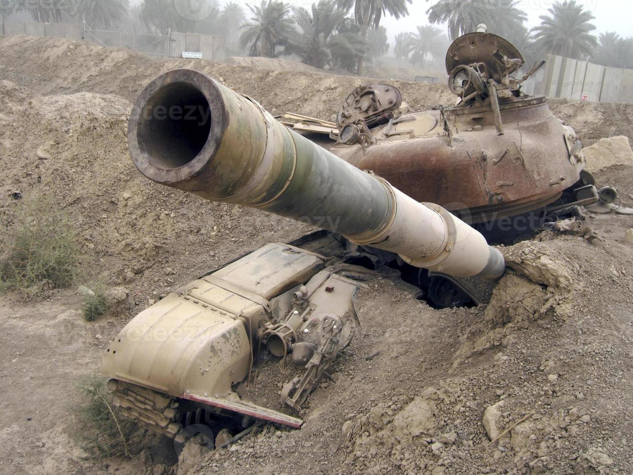 Tanque de vehículo del ejército militar en pistas con barril después de la guerra victoriosa foto