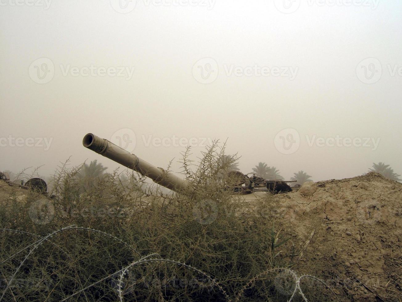 Tanque de vehículo del ejército militar en pistas con barril después de la guerra victoriosa foto