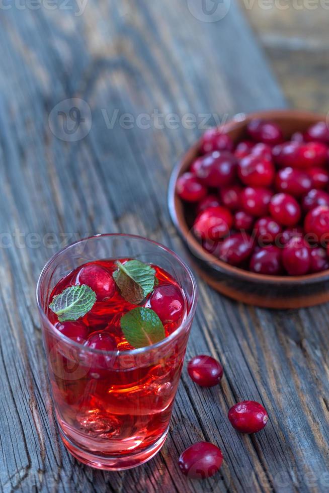 arándanos frescos jugo de frutas bio jugo orgánico salud con un tazón de bayas frescas foto