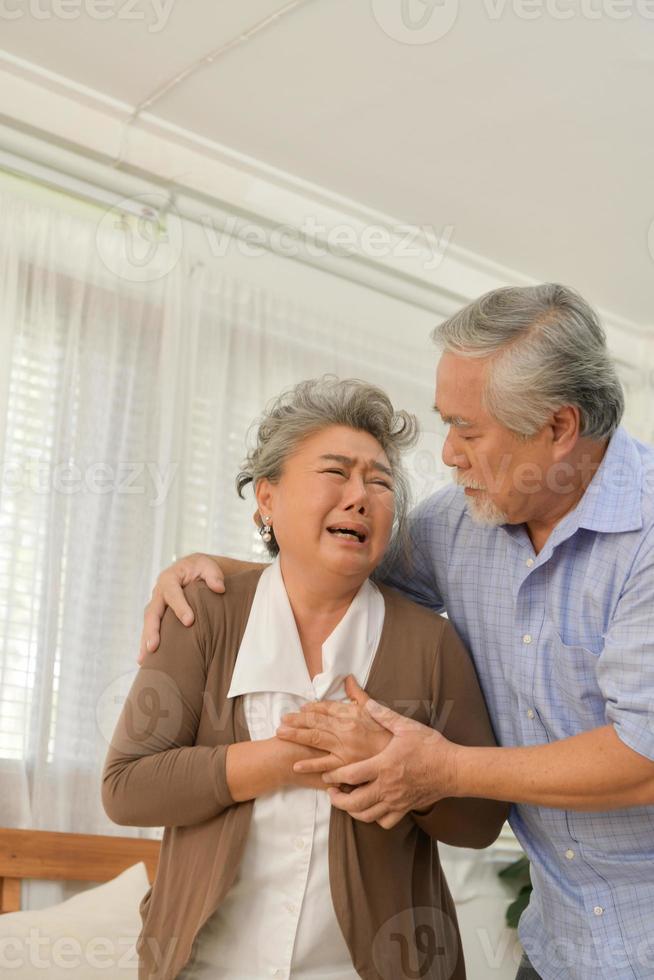 pareja de ancianos que necesitan cuidarse sin hijos y nietos a la atención. foto