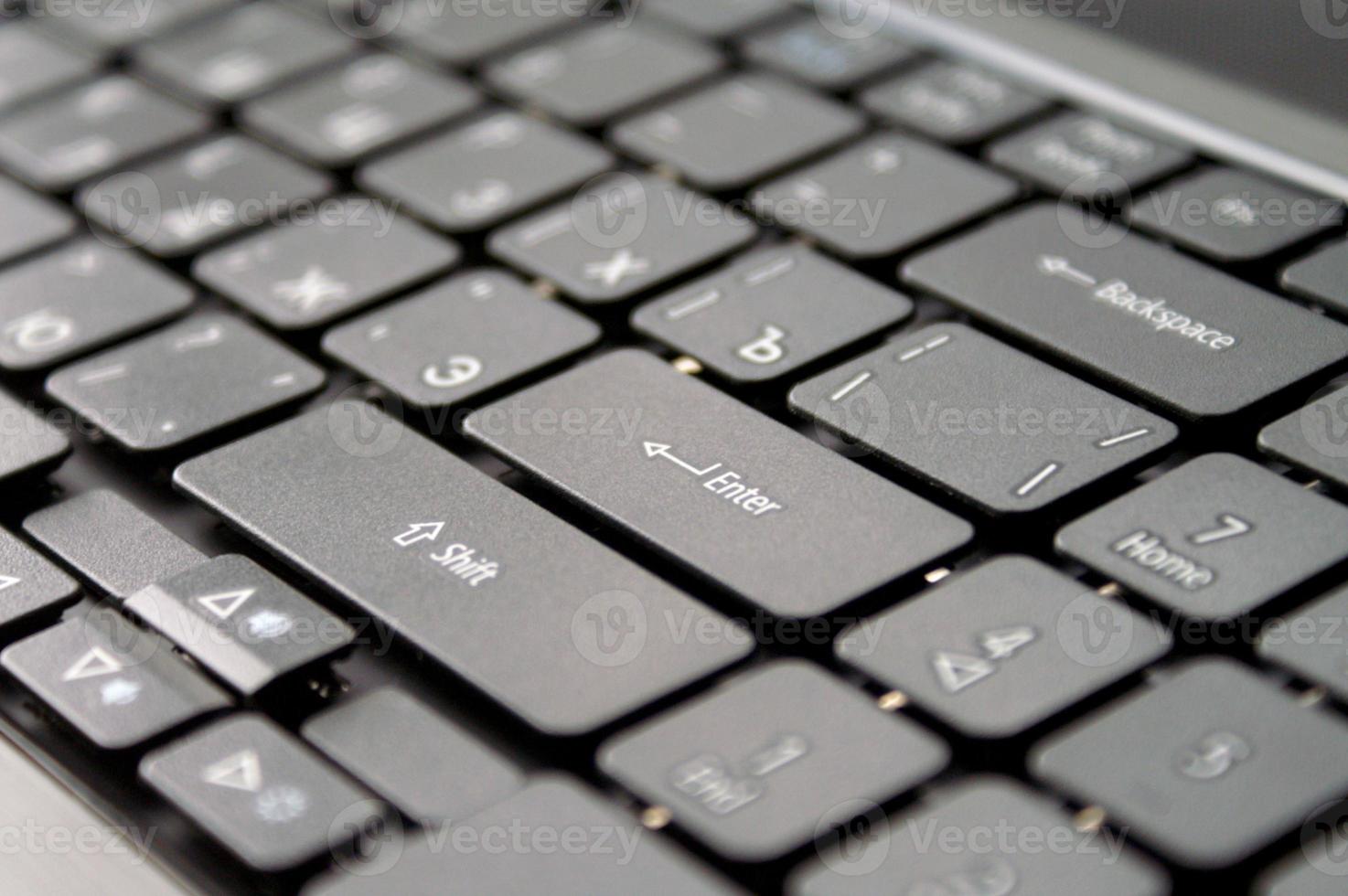 limpiar nueva computadora portátil con teclado ruso foto