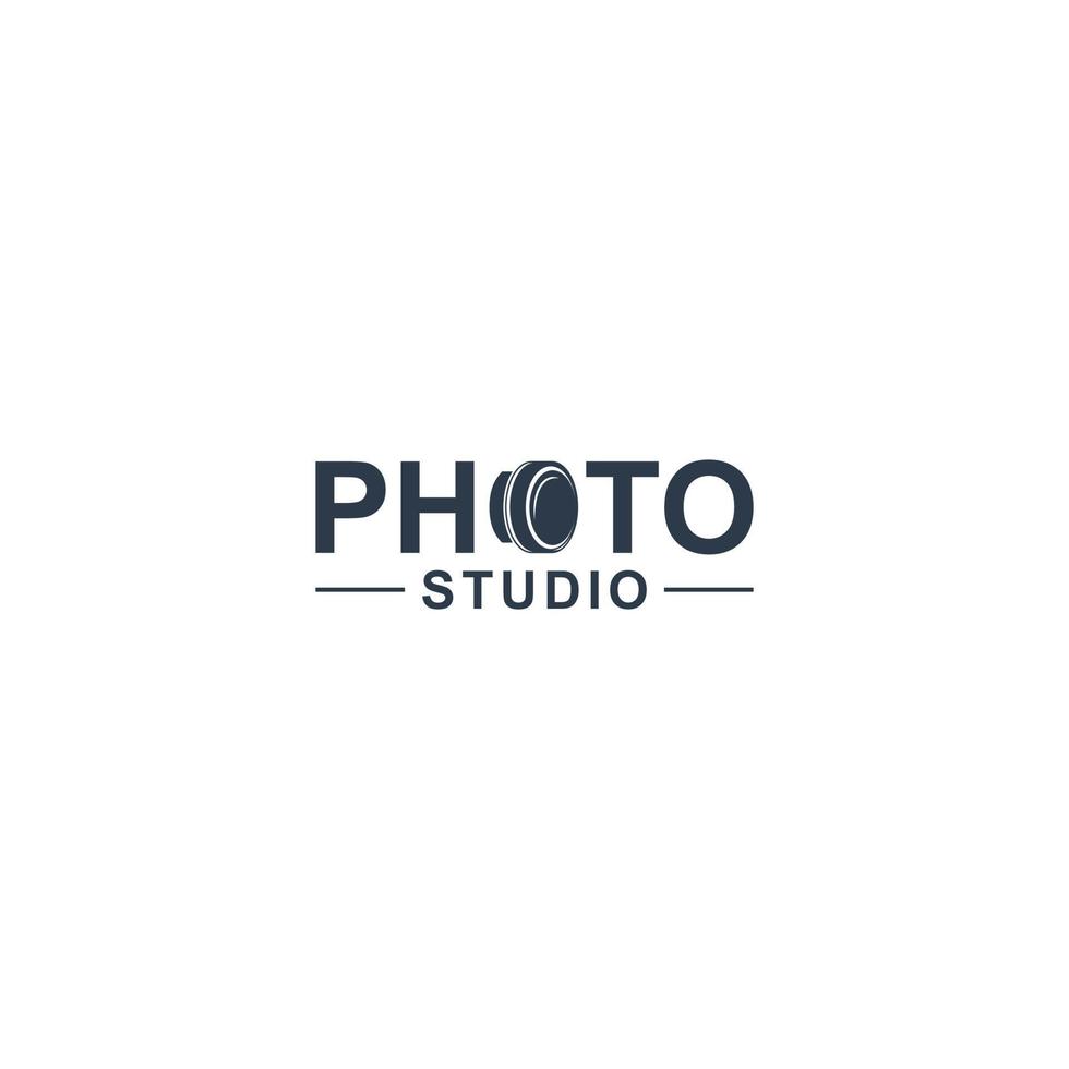 Logotipo de estudio fotográfico con ilustración de lente de cámara en letra o vector