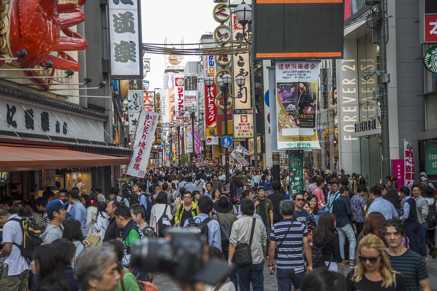 Osaka, Japón, 2016 - Personas no identificadas en la calle de Osaka, Japón. Osakai es conocido por su arquitectura moderna, vida nocturna y abundante comida callejera. foto