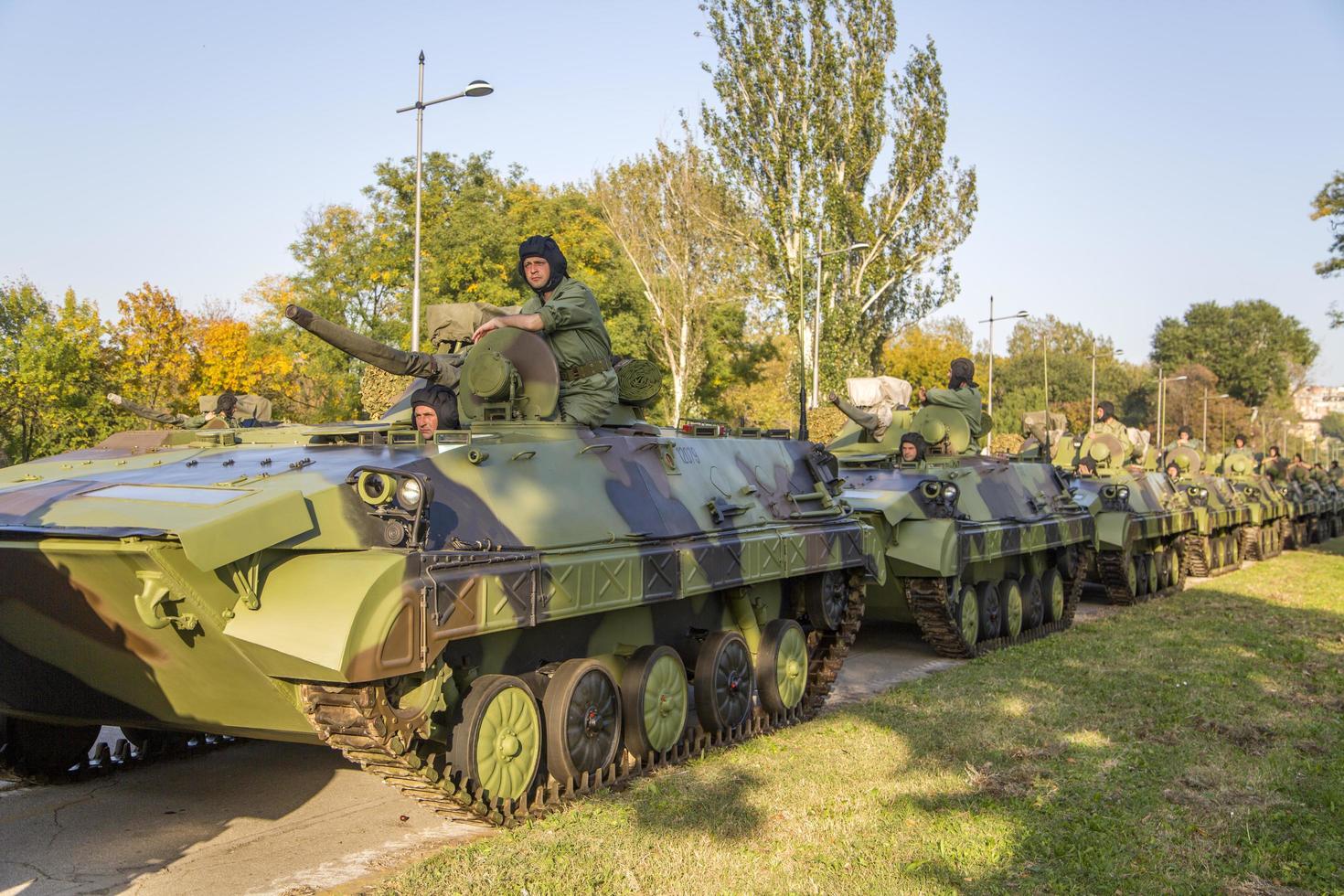 Belgrado, Serbia, 2014 - Soldados serbios en vehículos de combate de infantería bvp m-80a de las fuerzas armadas serbias. soldados preparándose para el desfile militar que marca el 70 aniversario de la liberación en la segunda guerra mundial foto