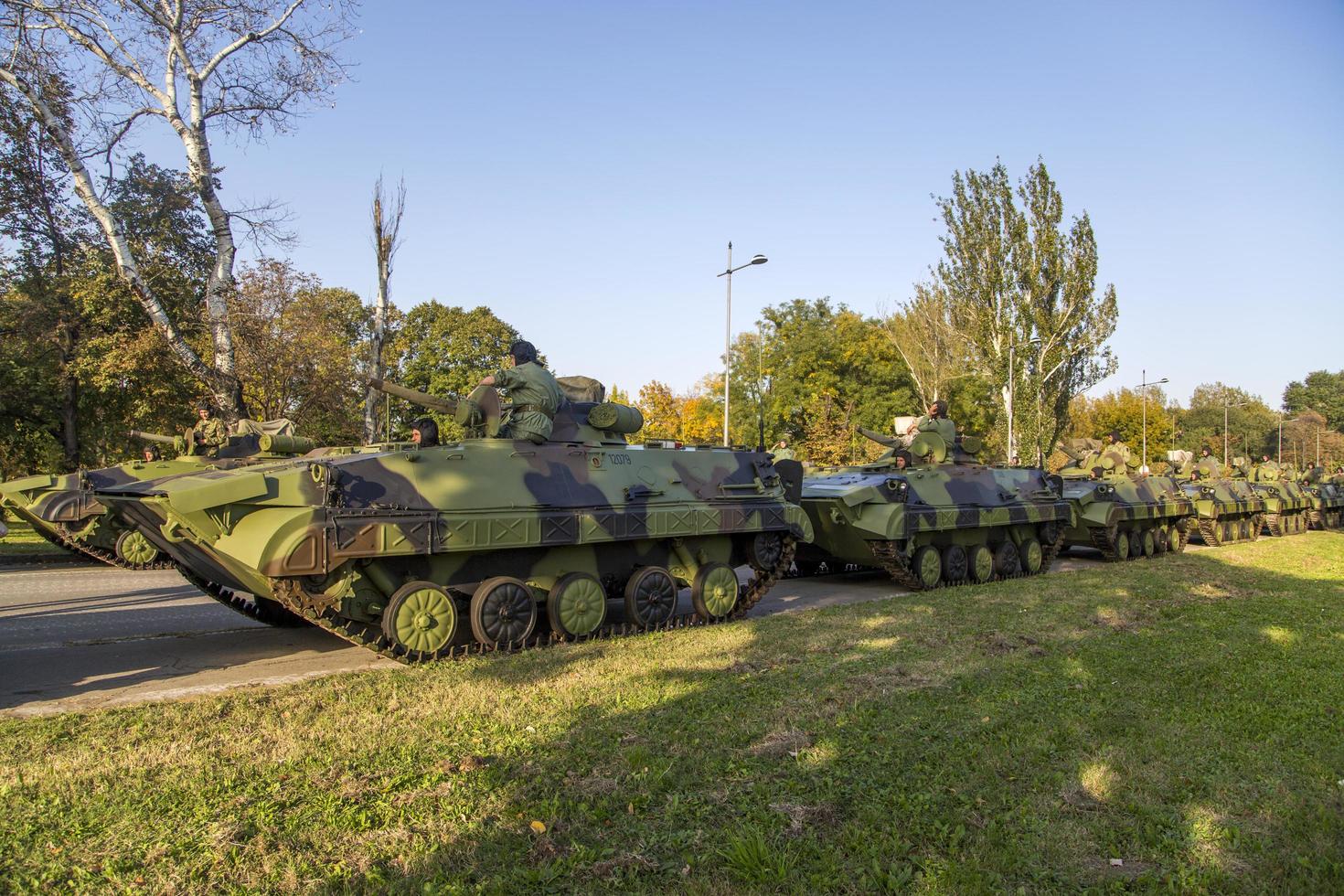 Belgrado, Serbia, 2014 - Soldados serbios en vehículos de combate de infantería bvp m-80a de las fuerzas armadas serbias. soldados preparándose para el desfile militar que marca el 70 aniversario de la liberación en la segunda guerra mundial foto