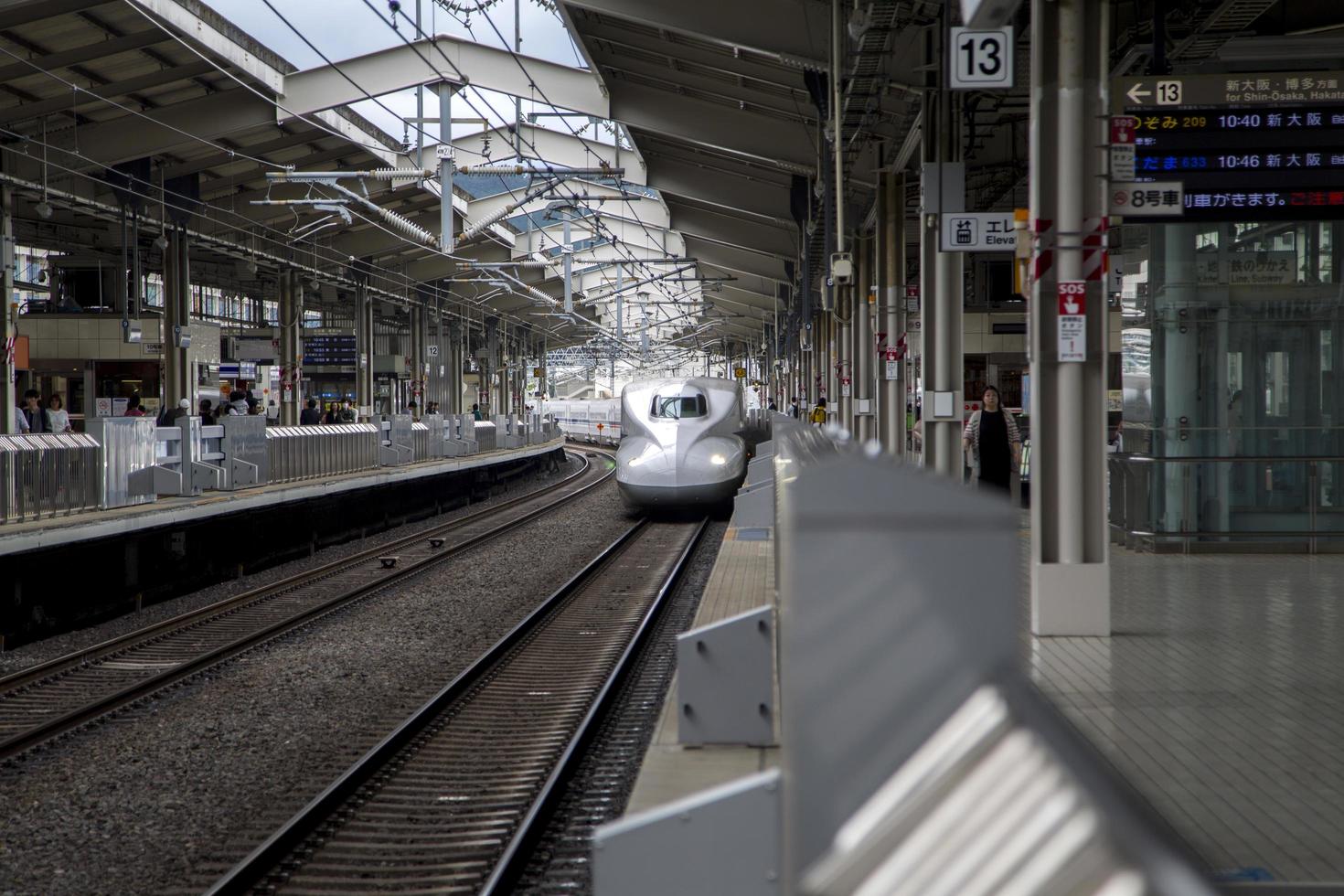 kyoto, japón, 2016 - tren de alta velocidad shinkansen n700 en la estación de kyoto en japón. Los trenes de la serie n700 tienen una velocidad máxima de 300 kmh. foto