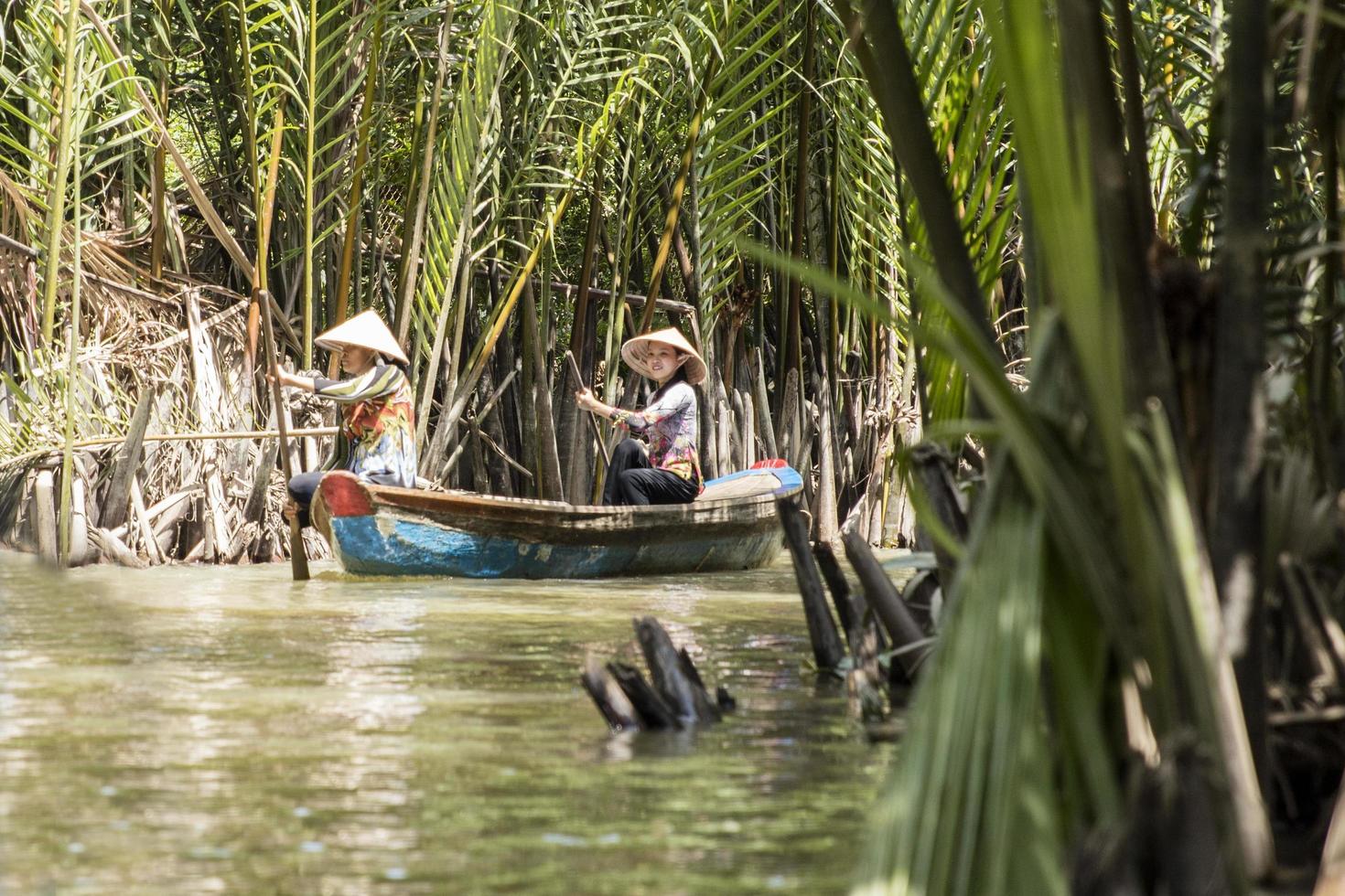 delta del mekong, vietnam, 2017 - personas no identificadas en el barco en el delta del mekong en vietnam. los barcos son el principal medio de transporte en el delta del mekong. foto