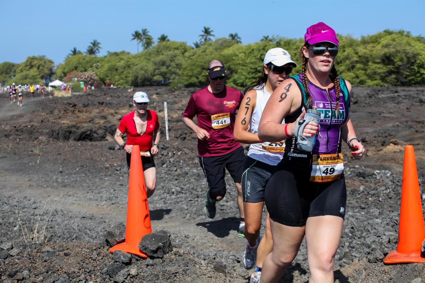 waikoloa, estados unidos, 2011 - corredores no identificados en el triatlón lavaman en waikoloa, hawaii. se lleva a cabo en formato olímpico: 1,5 km de natación, 40 km de ciclismo y 10 km de carrera. foto