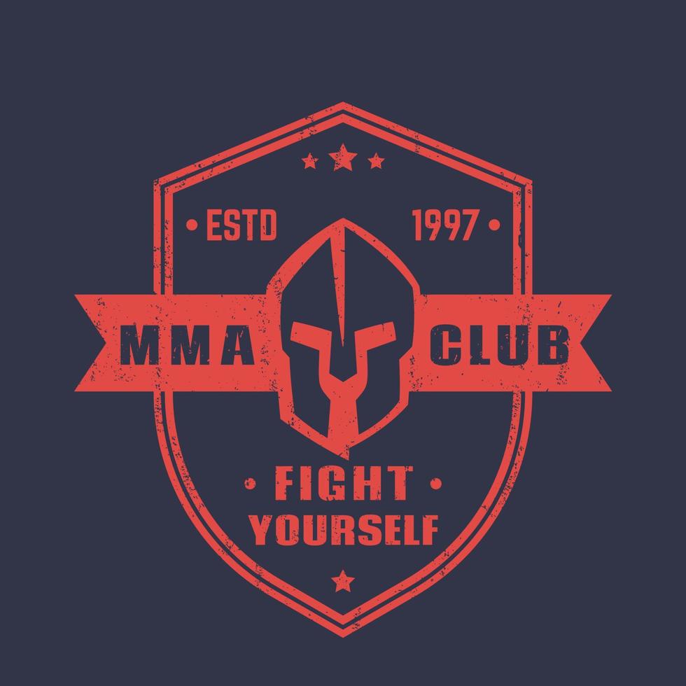 emblema de forma de escudo de mma club, insignia, logotipo con casco espartano vector