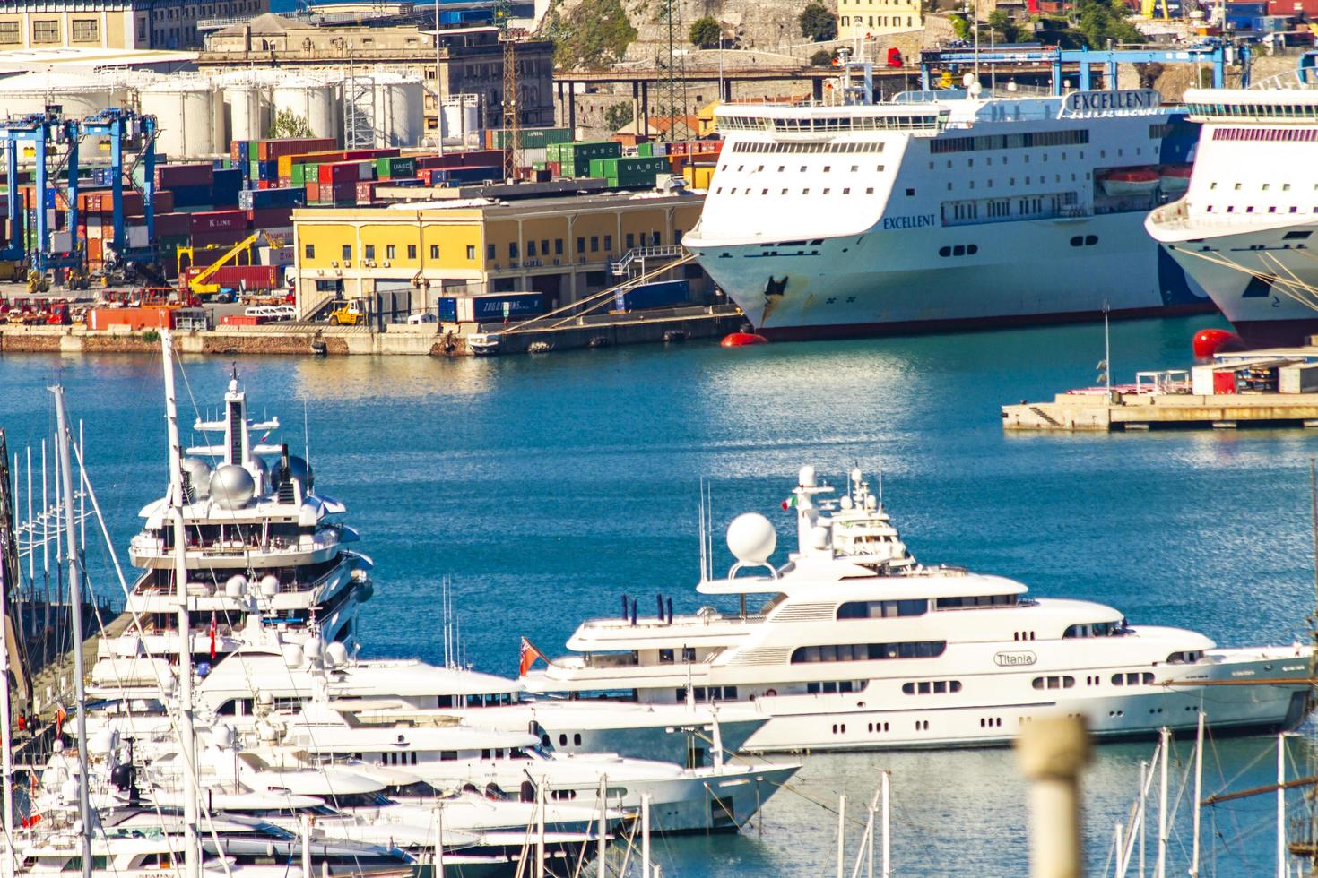 Génova, Italia, 2017 - Detalle del puerto de Génova en Italia. El puerto de Génova es el principal puerto marítimo italiano. foto