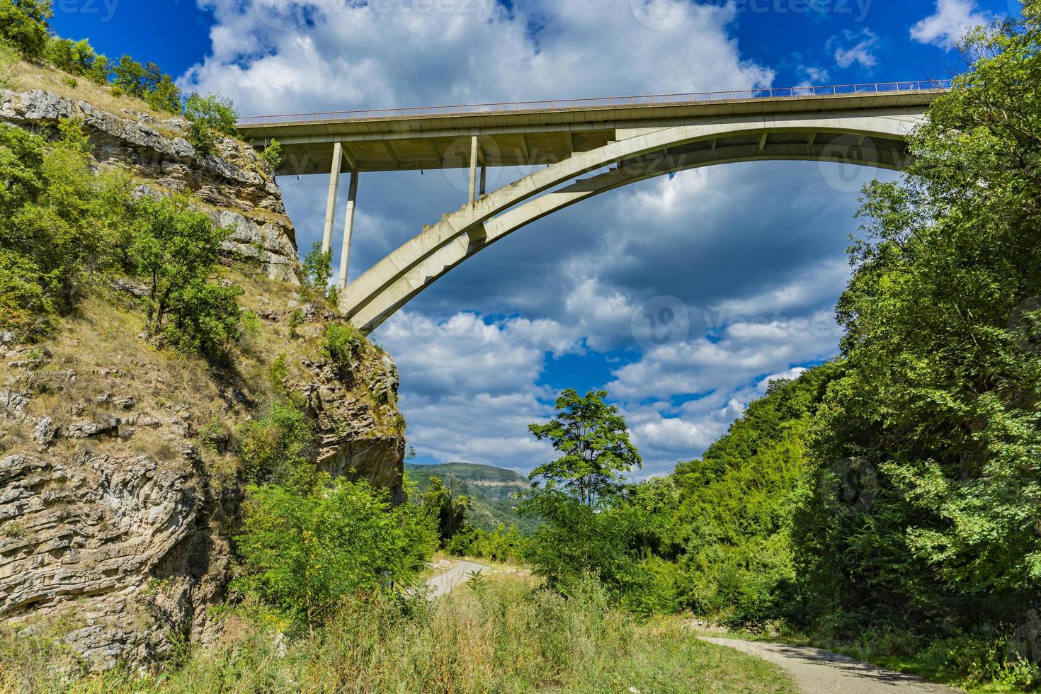 Puente sobre la carretera kladovo-golubac sobre el desfiladero del río Boljetin en el este de Serbia foto