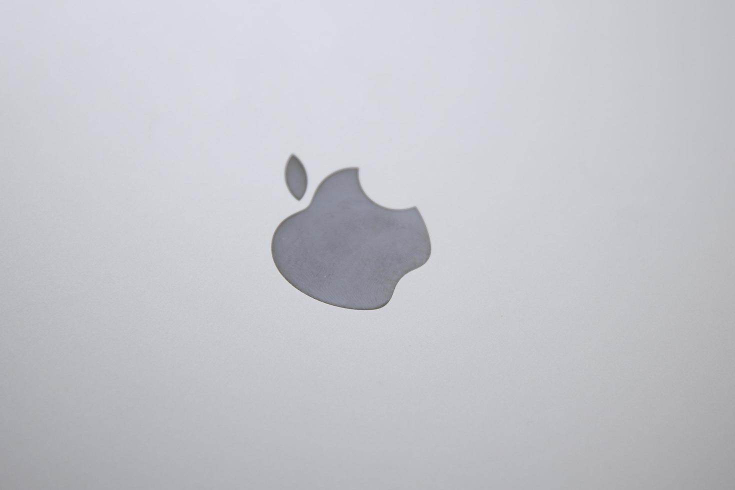 belgrado, serbia, 2020 - detalle de la computadora macbook. el macbook es una marca de ordenadores portátiles fabricados por apple inc. foto