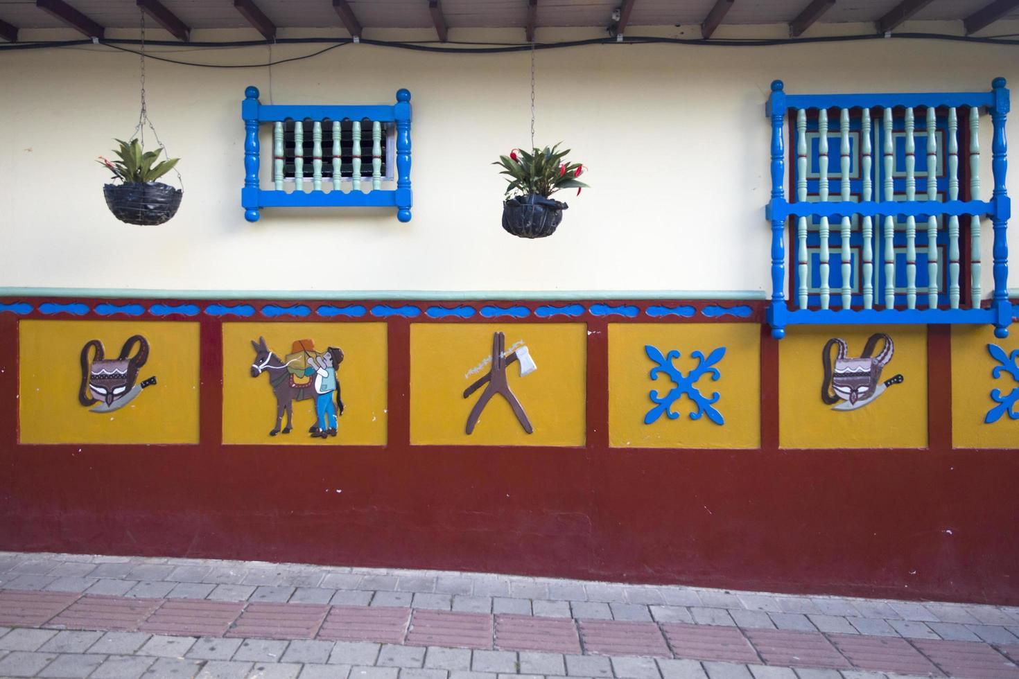 guatapé, colombia, 2019 - detalle de la colorida fachada del edificio en guatapé, colombia. Cada edificio en la ciudad de Guatape tiene azulejos de colores brillantes a lo largo de la parte inferior de la fachada. foto