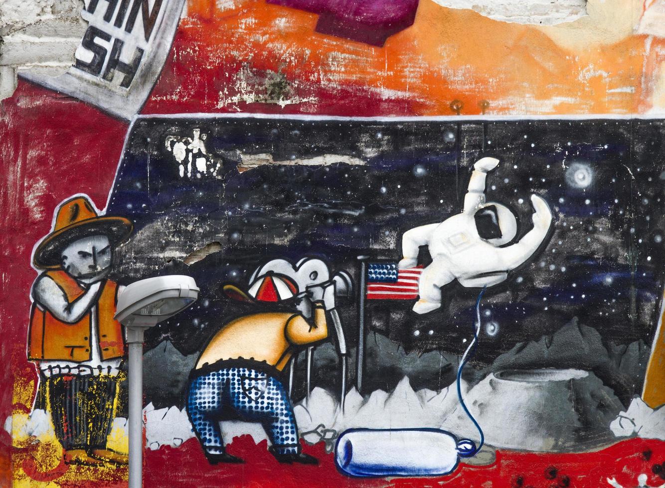 belgrado, serbia, 2014 - graffiti en las paredes de savamala en belgrado. proyecto red bull door deco transforma puertas viejas y deterioradas en savamala en un campo creativo para artistas de graffiti foto