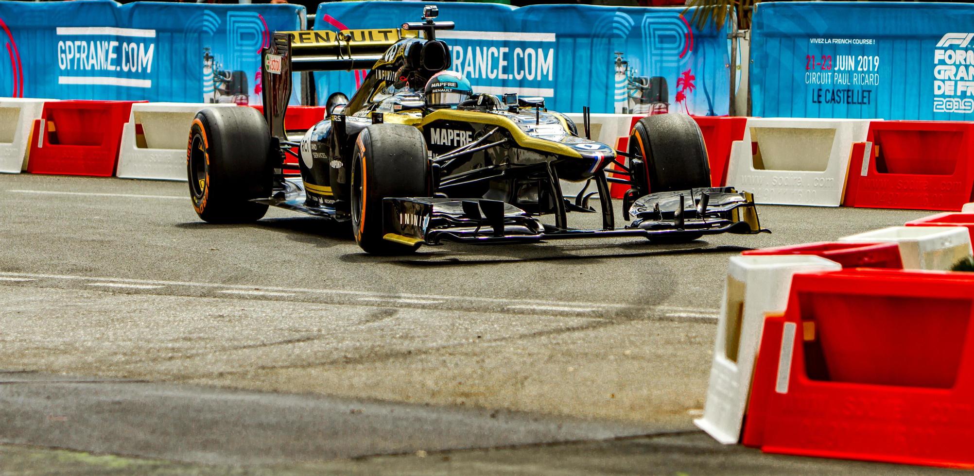 Niza, Francia, 2019 - Daniel Ricciardo en el coche de carreras de Fórmula 1 de Renault en Niza, Francia. es parte del roadshow del gran premio de francia de fórmula 1. foto