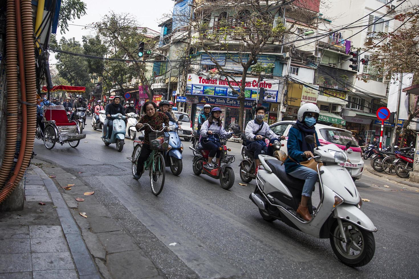 hanoi, vietnam, 2017 - personas no identificadas en la calle de hanoi, vietnam. En Hanoi, las motos han superado a las bicicletas como principal medio de transporte. foto