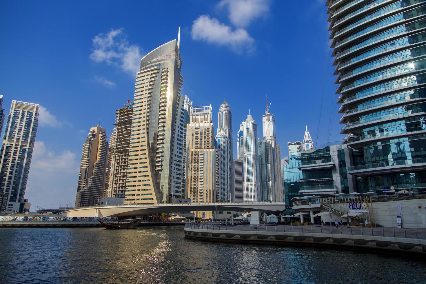 dubai, emiratos árabes unidos, 2014 - vista en modernos rascacielos en dubai marina en dubai, emiratos árabes unidos. cuando todo el desarrollo esté completo, albergará a más de 120.000 personas. foto