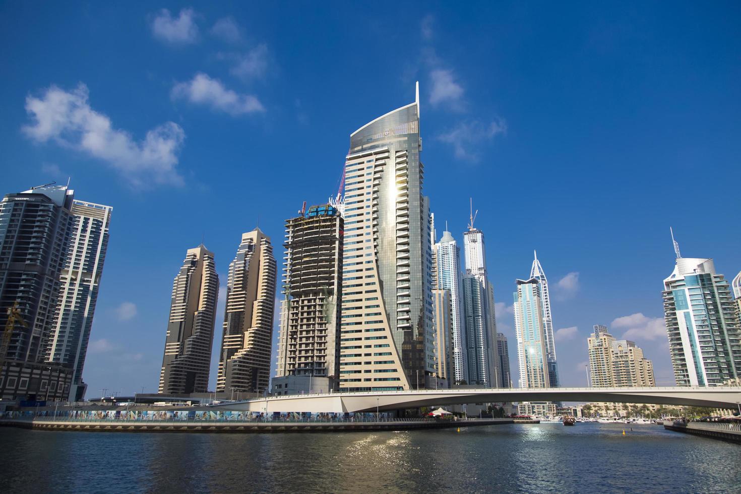 dubai, emiratos árabes unidos, 2014 - vista en modernos rascacielos en dubai marina en dubai, emiratos árabes unidos. cuando todo el desarrollo esté completo, albergará a más de 120.000 personas. foto