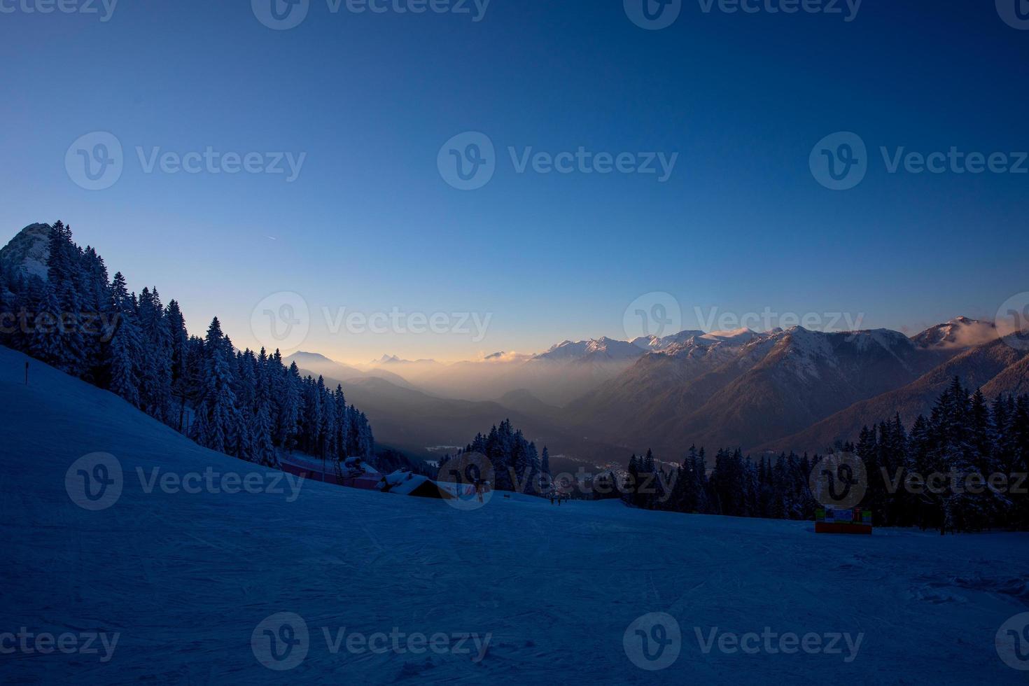 pistas de esquí garmisch sobre el valle foto