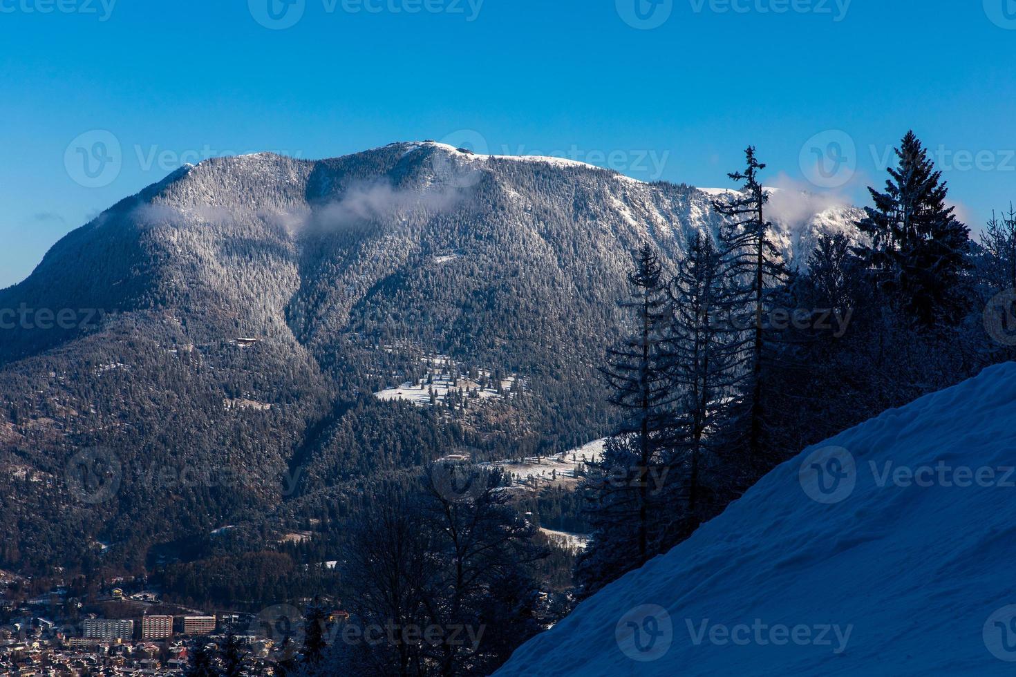 montaña de invierno por encima de garmisch partenkirchen foto