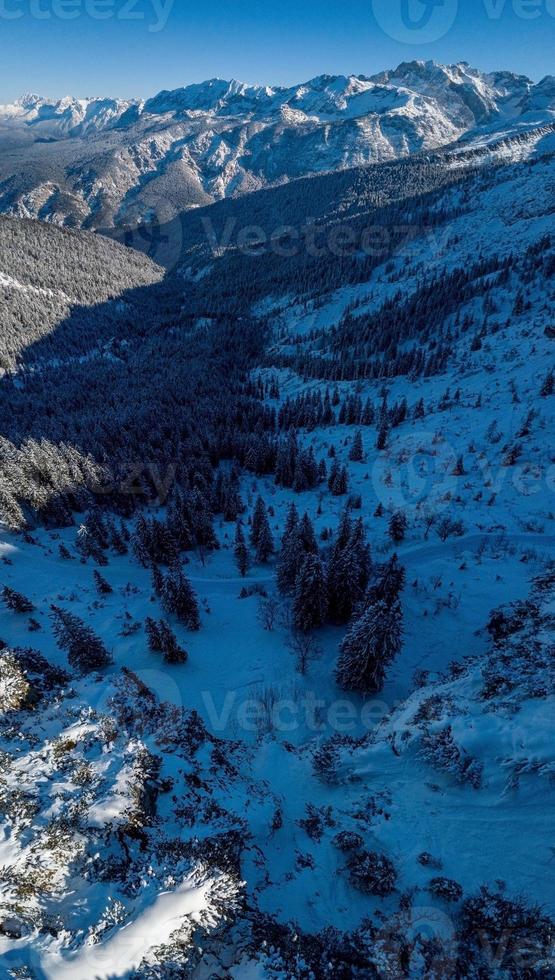 Vista aérea sobre el valle con cordillera de fondo en los Alpes bávaros foto
