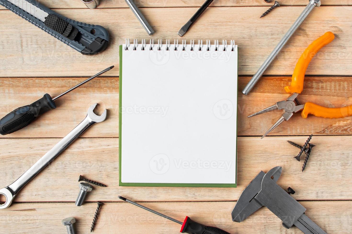 conjunto de herramientas de trabajo sobre un fondo de madera. concepto de  tarjeta de felicitación festiva para el día del padre. 4808001 Foto de  stock en Vecteezy