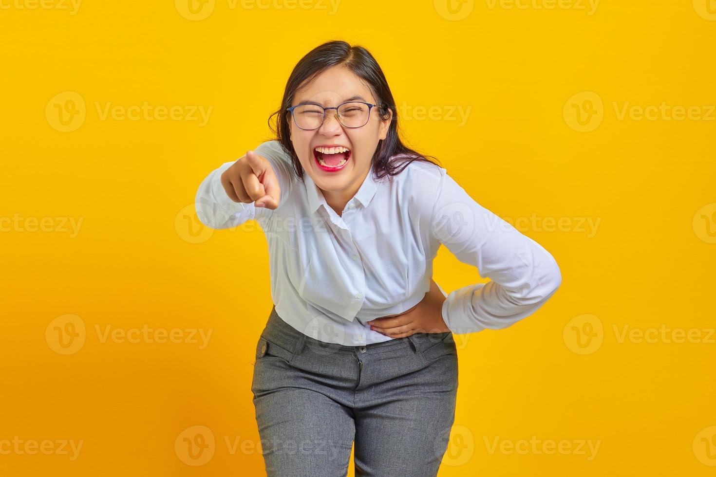 retrato, de, joven, mujer de negocios, reír, de todo corazón, en, divertido, loco, broma, con, manos cuerpo foto