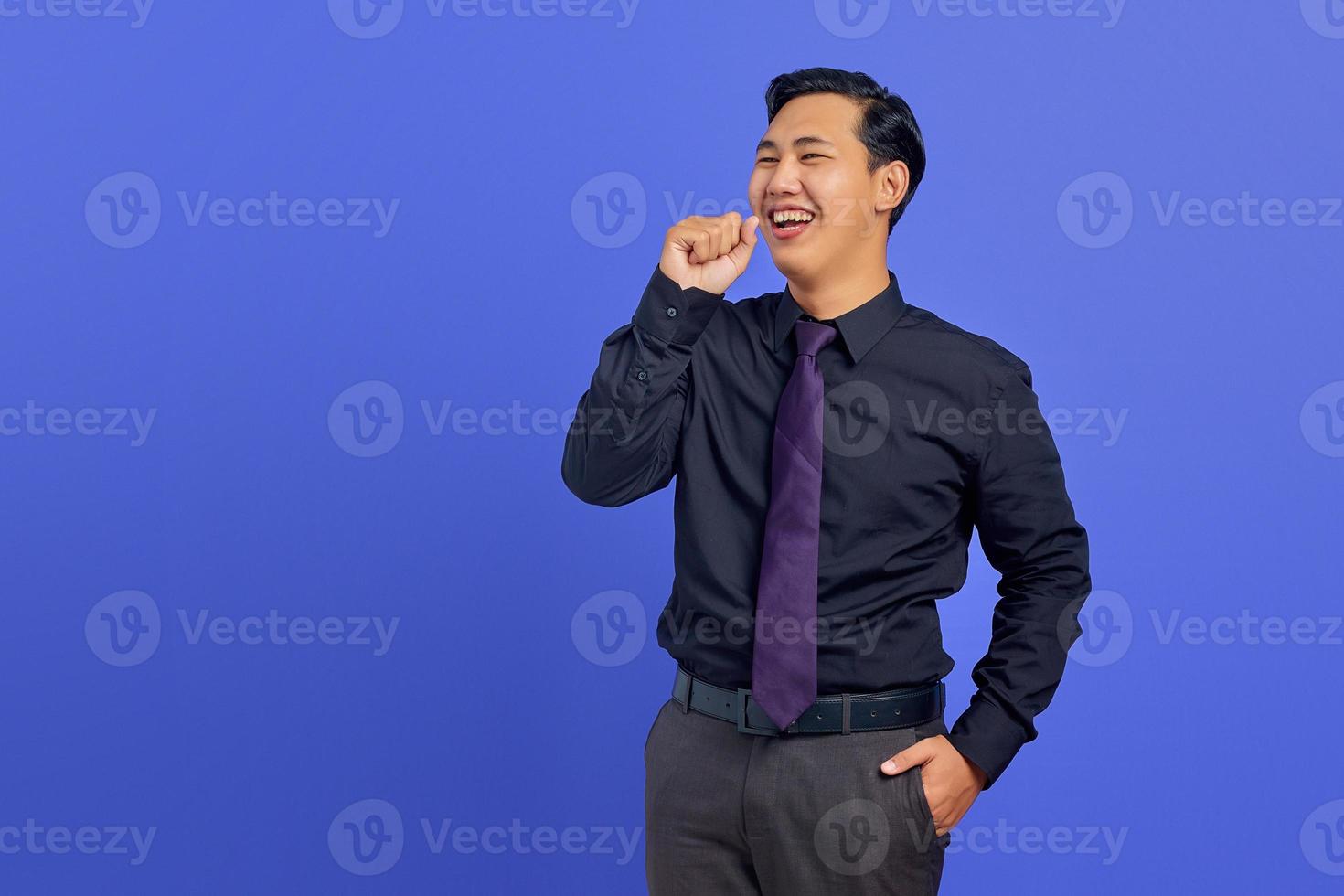 alegre, joven, guapo, hombre de negocios, n, fondo púrpura foto