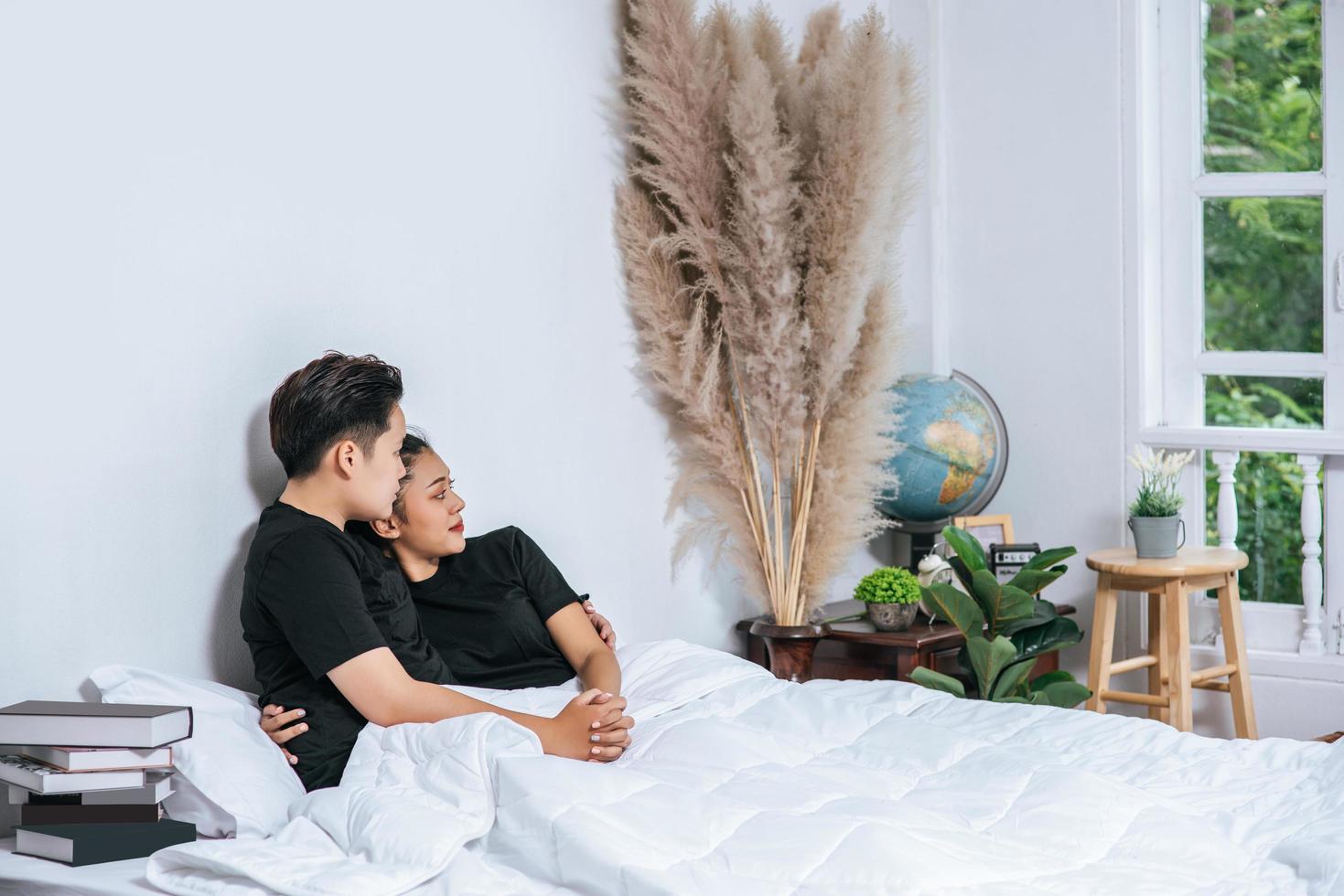 dos parejas de mujeres abrazados juntos en la cama. 4811893 Foto de stock  en Vecteezy