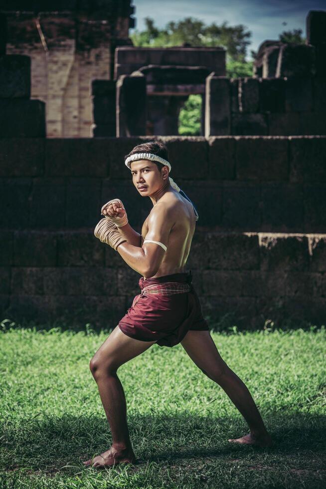 un boxeador ató una cuerda en su mano y realizó una pelea, las artes marciales del muay thai. foto