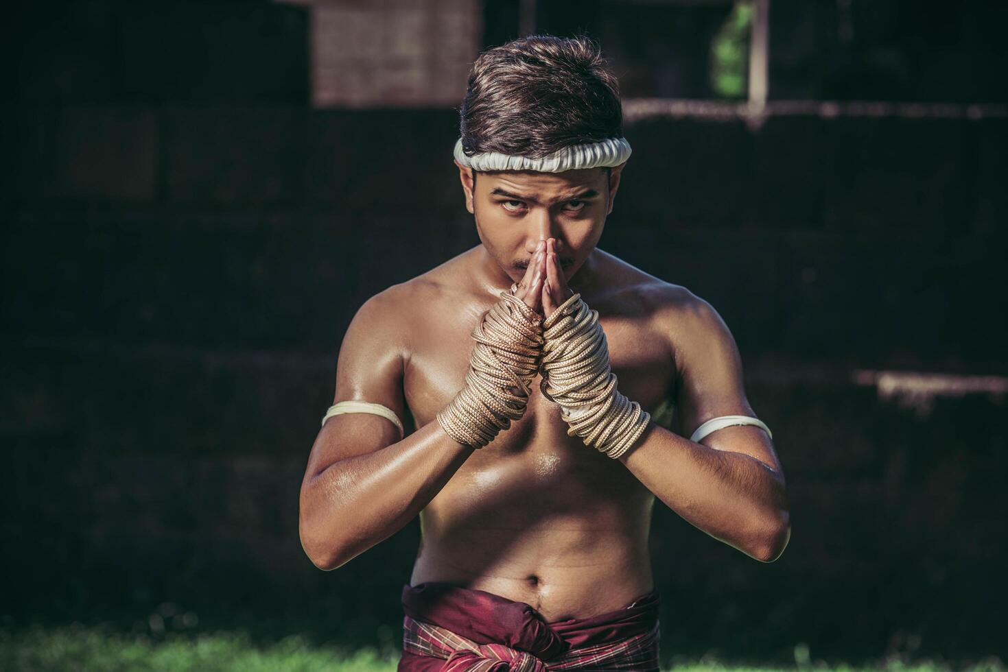 Boxers tie the rope in their hands and hands to respect the teacher. photo