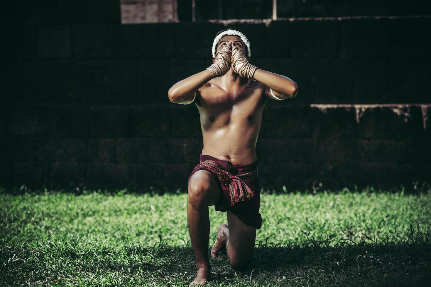 Boxers tie the rope in their hands and hands to respect the teacher. photo