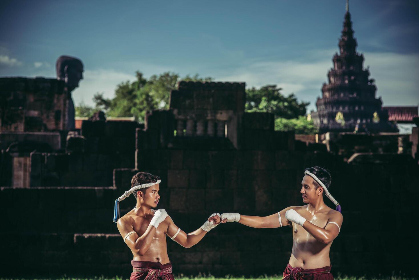 dos boxeadores luchan con las artes marciales del muay thai. foto