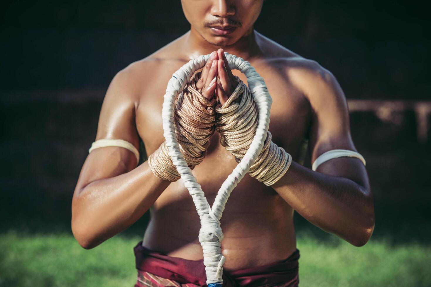 Boxers tie the rope in their hands and hands to respect the teacher. photo