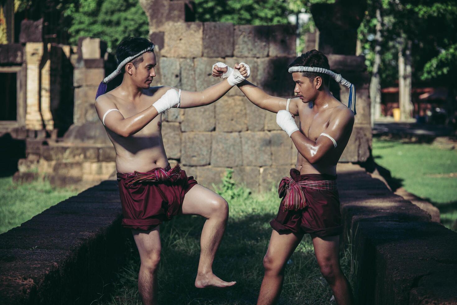 dos boxeadores luchan con las artes marciales del muay thai. foto