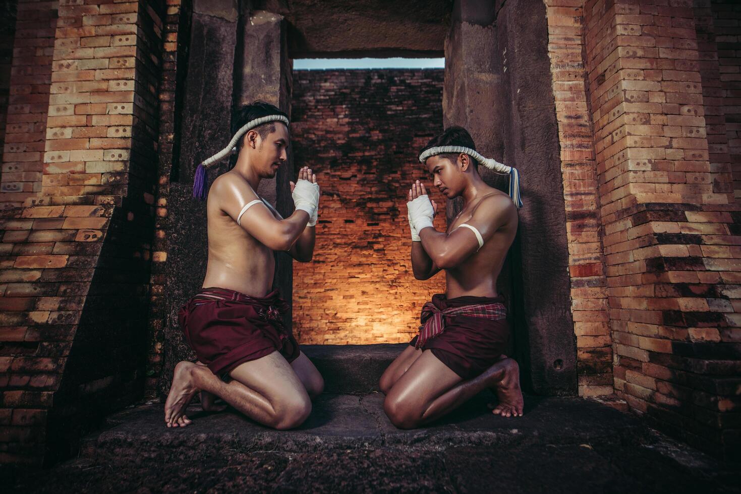 Boxers tie the rope in their hands and hands to respect the teacher. photo