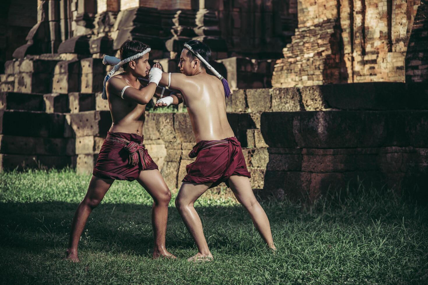 dos boxeadores luchan con las artes marciales del muay thai. foto