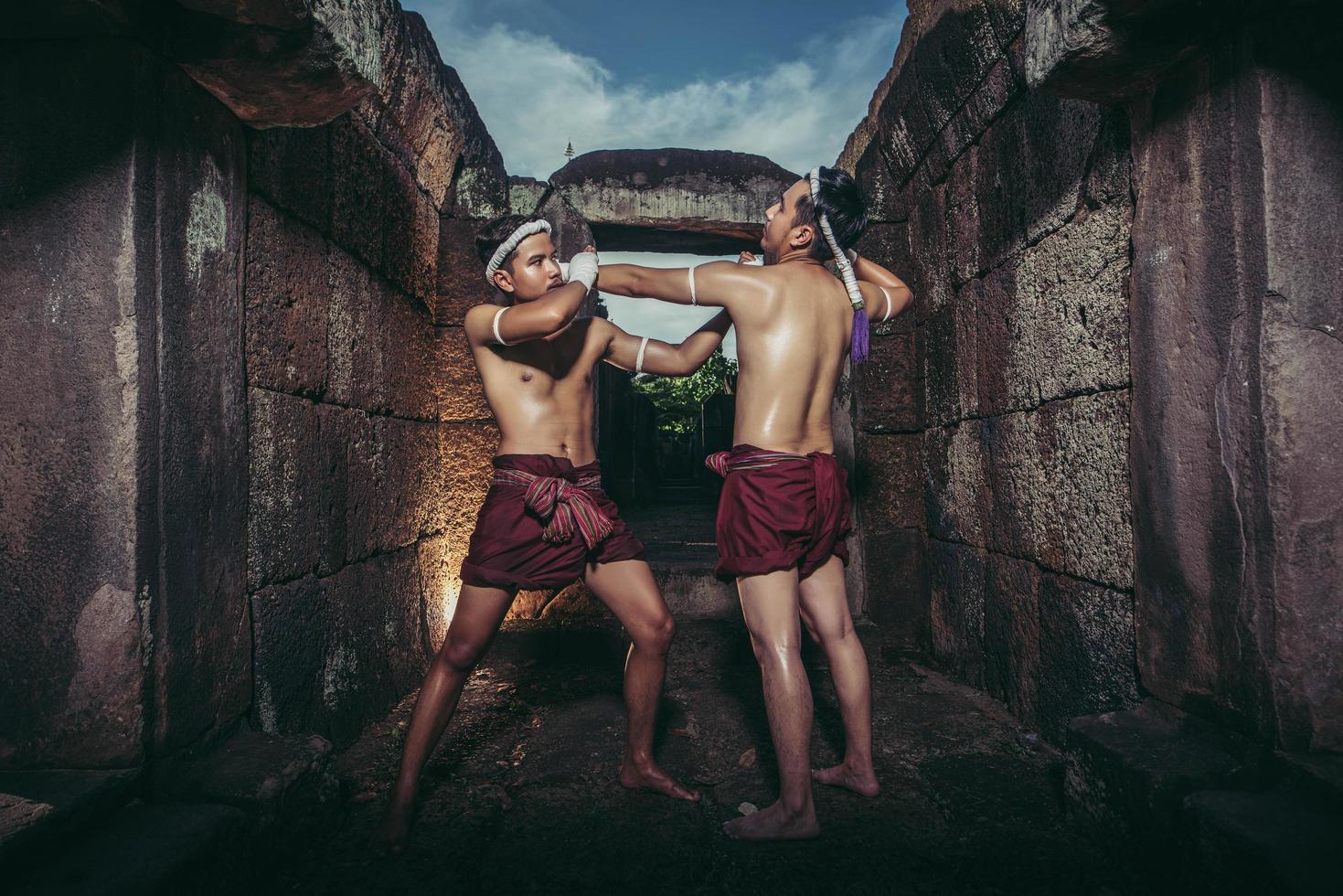 dos boxeadores luchan con las artes marciales del muay thai. foto