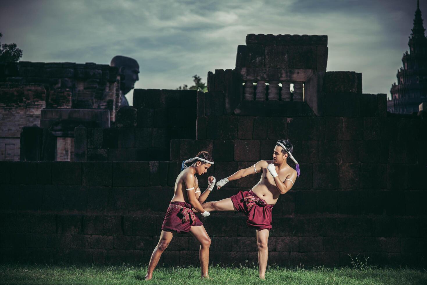 dos boxeadores luchan con las artes marciales del muay thai. foto