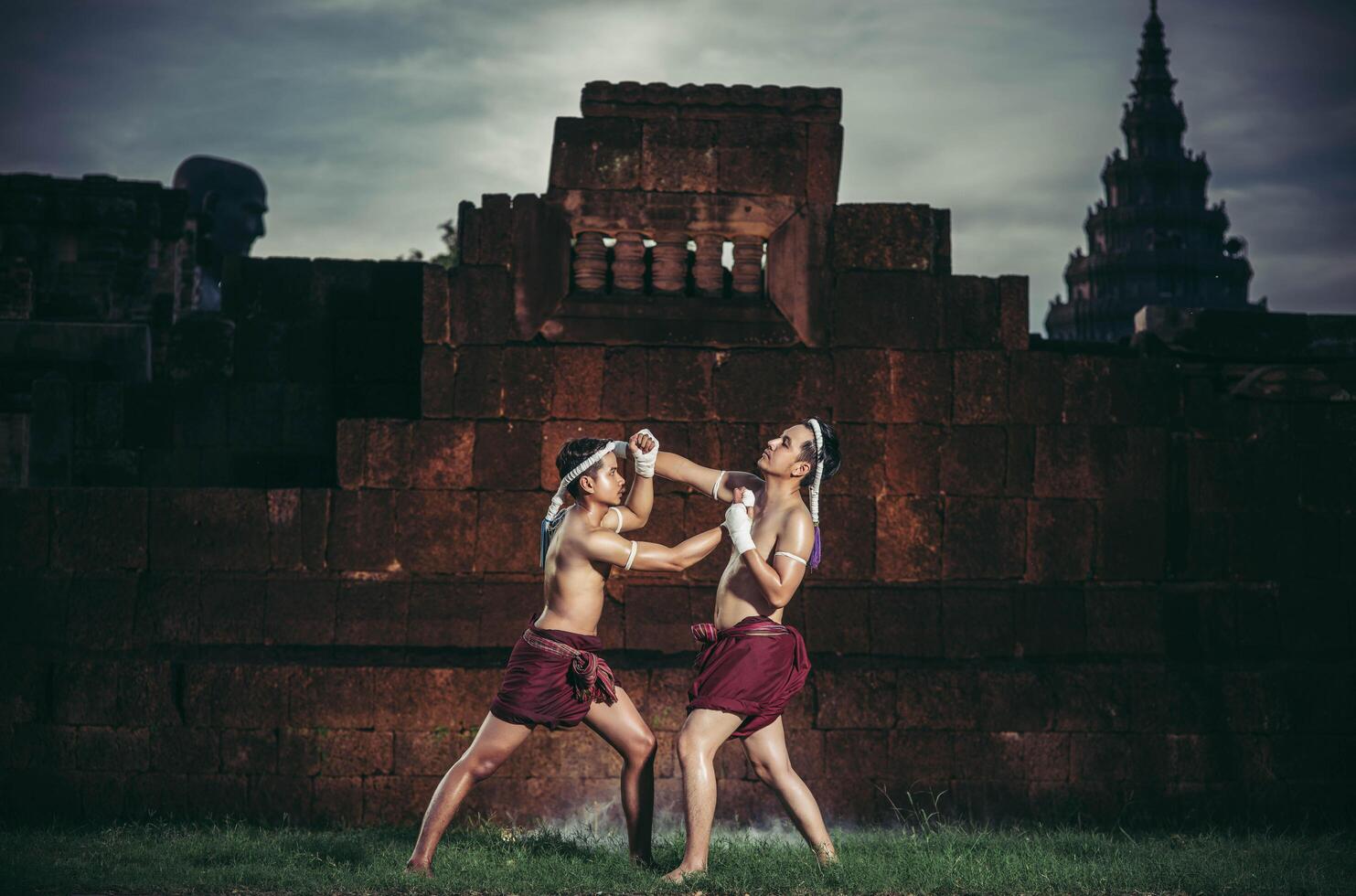 dos boxeadores luchan con las artes marciales del muay thai. foto