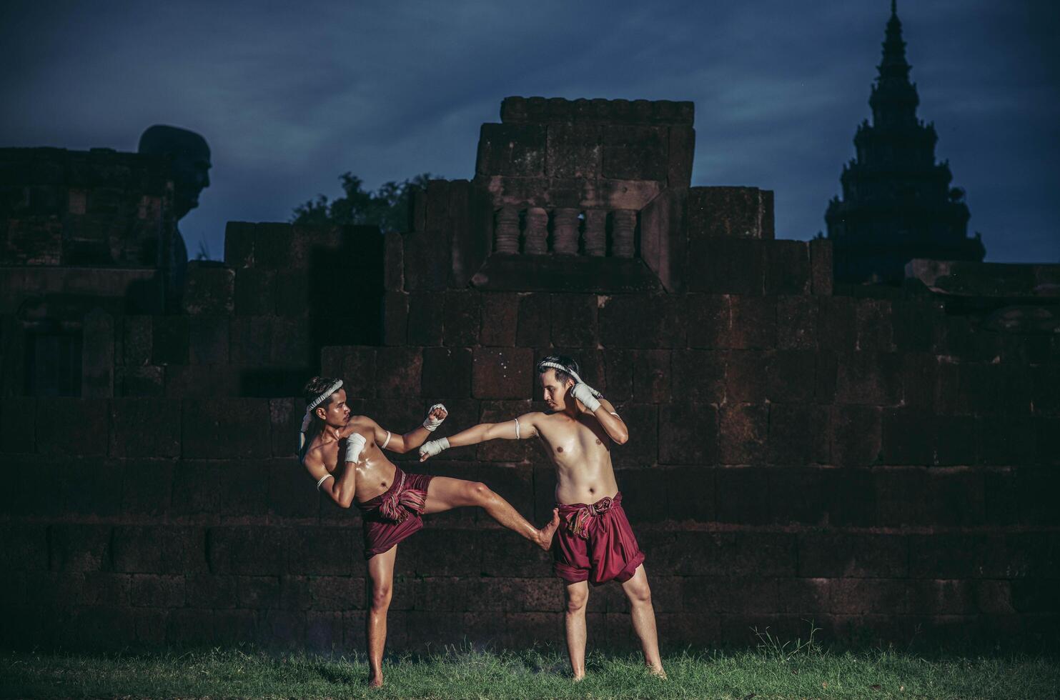 dos boxeadores luchan con las artes marciales del muay thai. foto