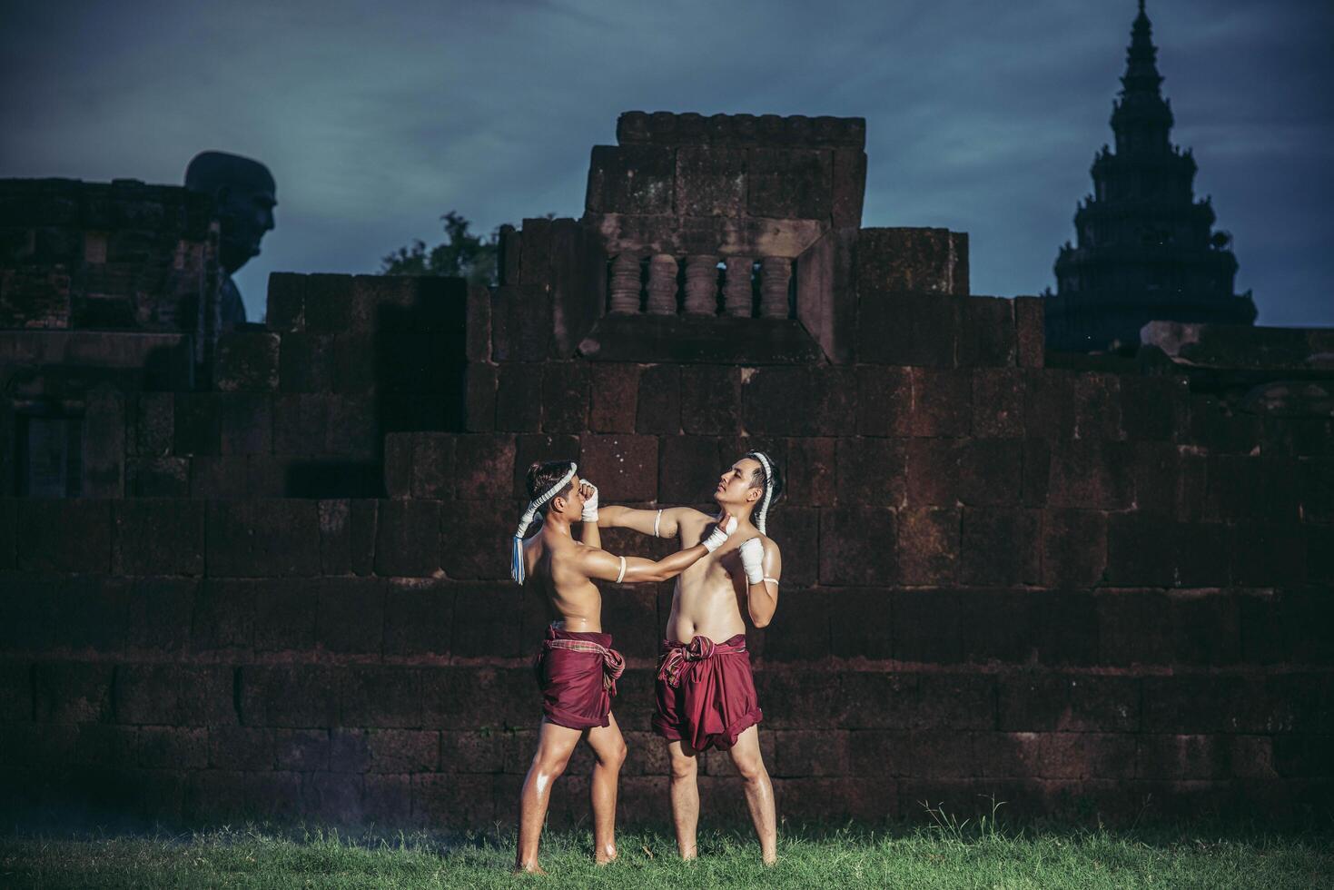 dos boxeadores luchan con las artes marciales del muay thai. foto