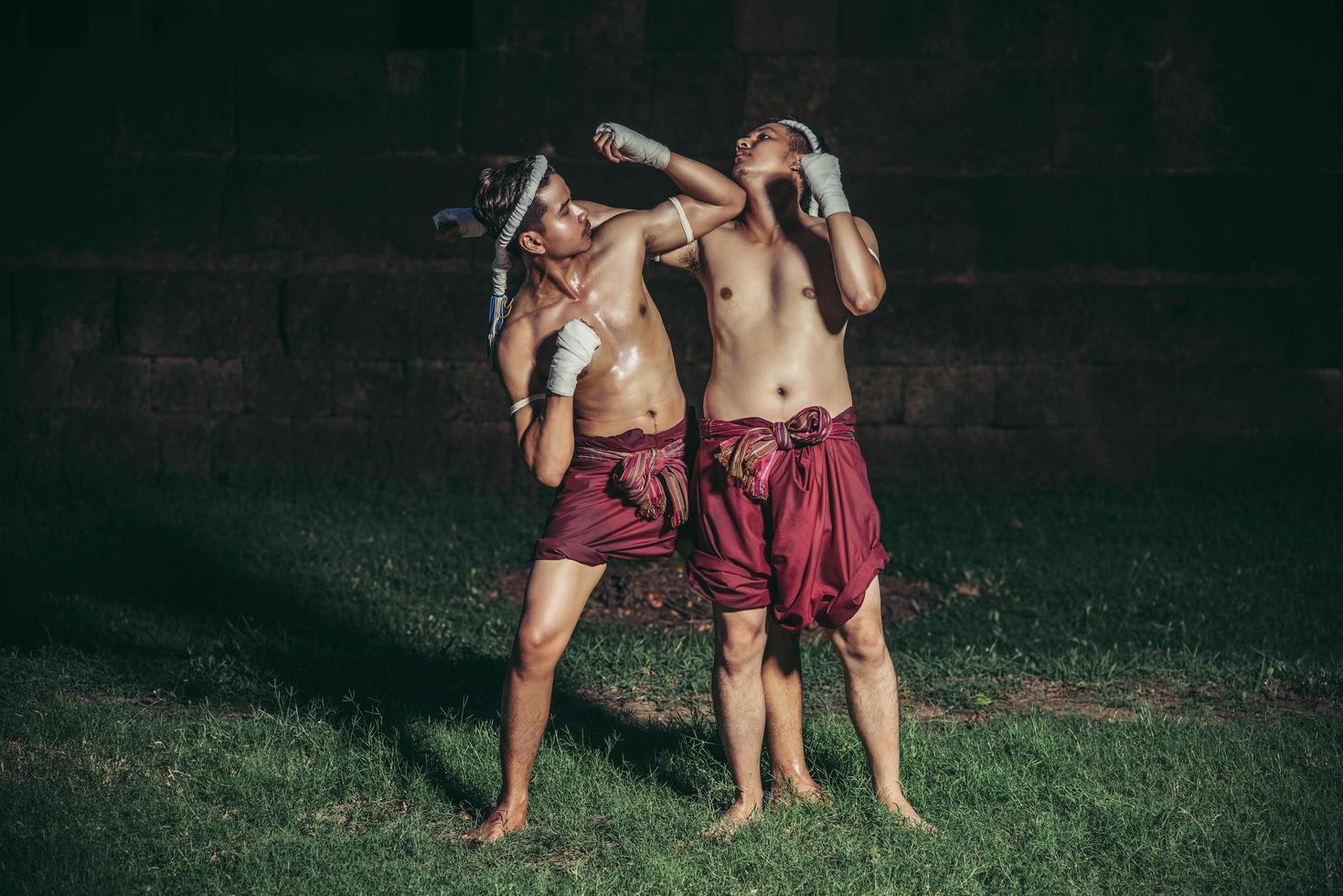 dos boxeadores luchan con las artes marciales del muay thai. foto