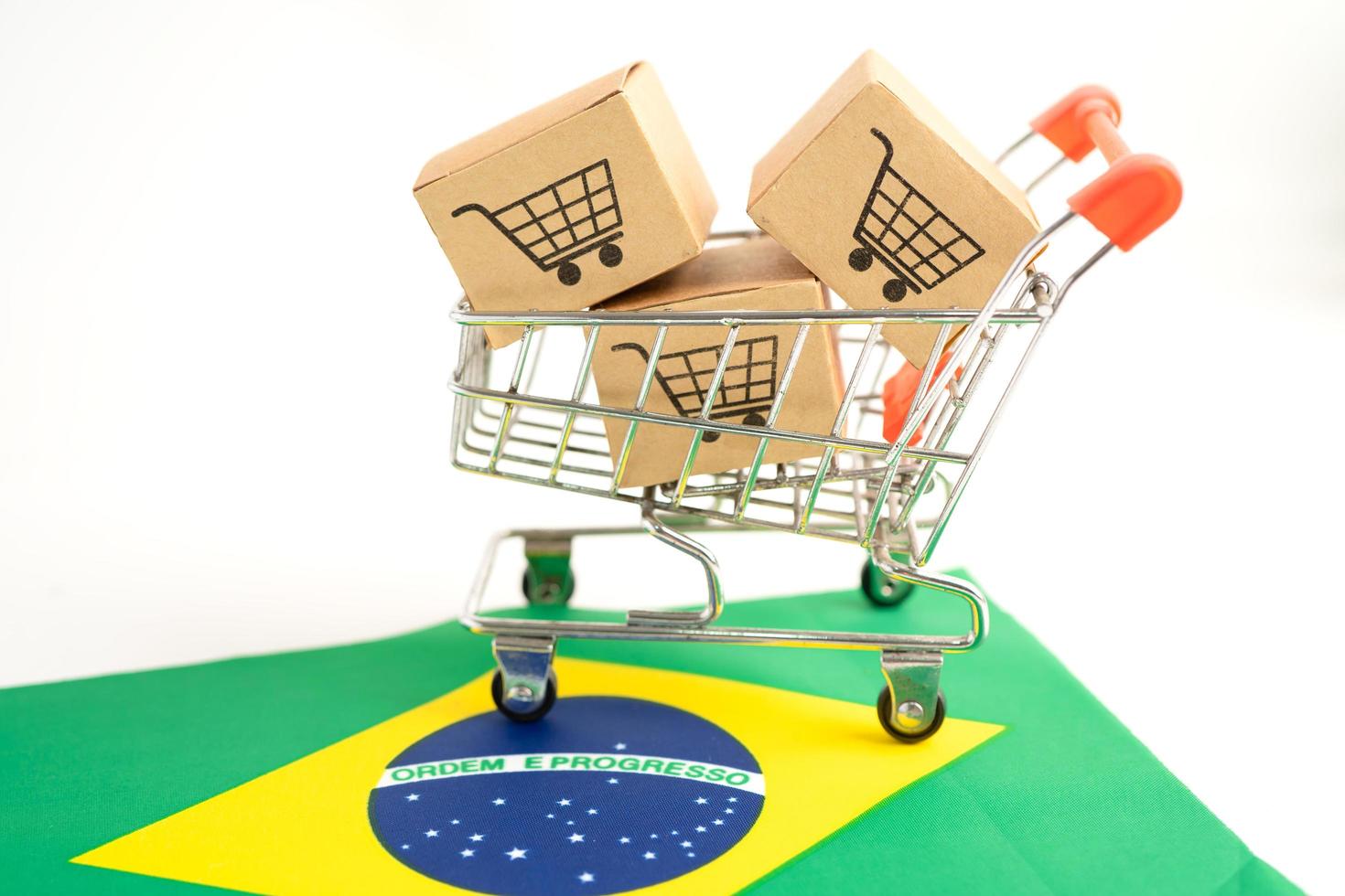 caja con el logotipo del carrito de compras y la bandera de Brasil, importación, exportación, compras en línea o comercio electrónico, servicio de entrega de finanzas, tienda, envío de productos, comercio, concepto de proveedor. foto